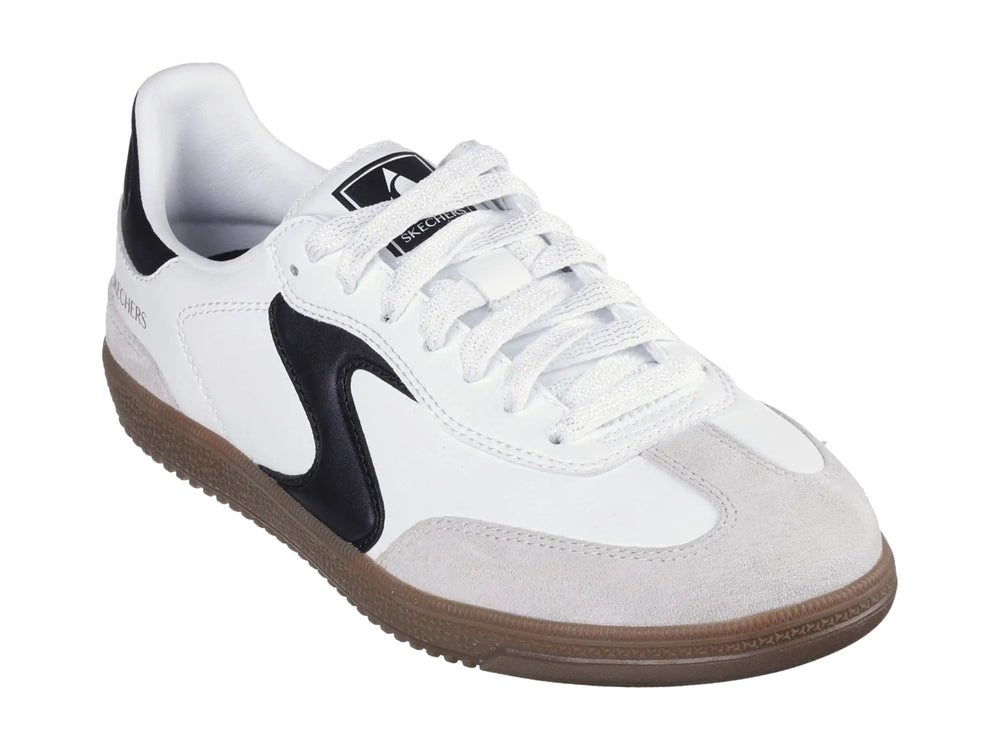 Tenis Skechers Hotshot color blanco con detalles en negro y suela de goma color café.
