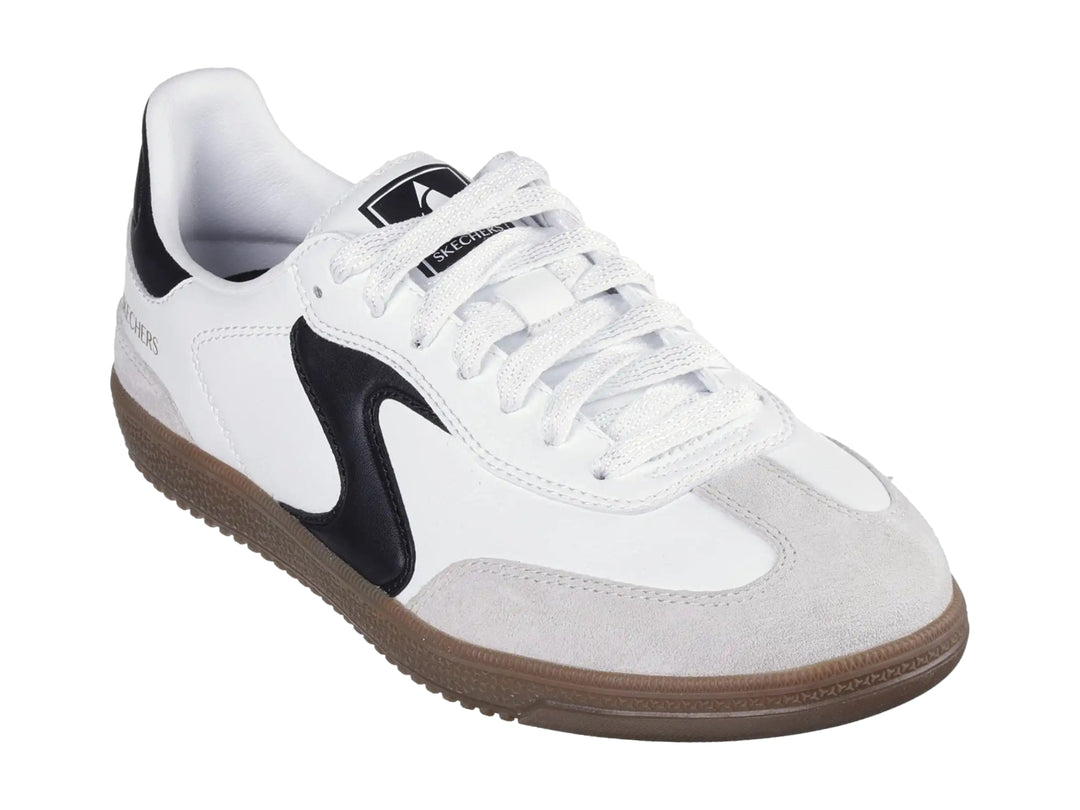 Tenis Skechers Hotshot color blanco con detalles en negro y suela de goma color café.