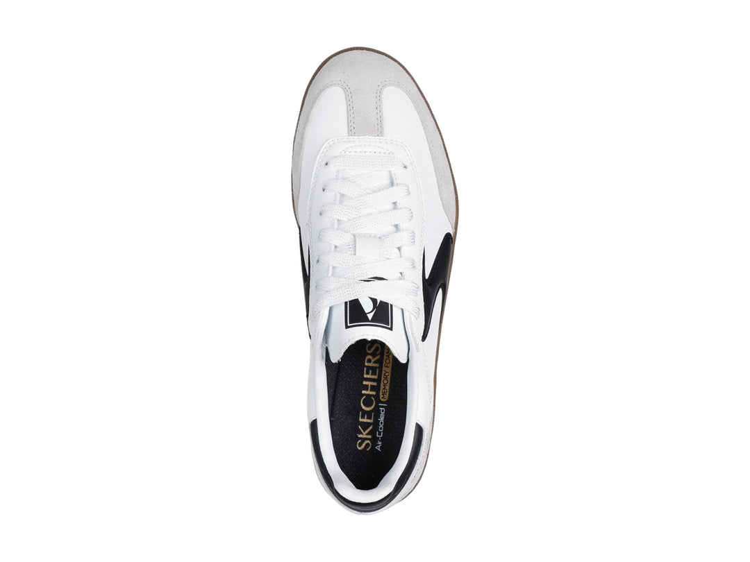 Tenis Skechers Hotshot color blanco con detalles en negro y suela de goma color café.