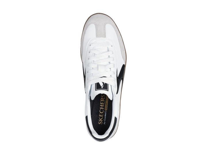 Tenis Skechers Hotshot color blanco con detalles en negro y suela de goma color café.