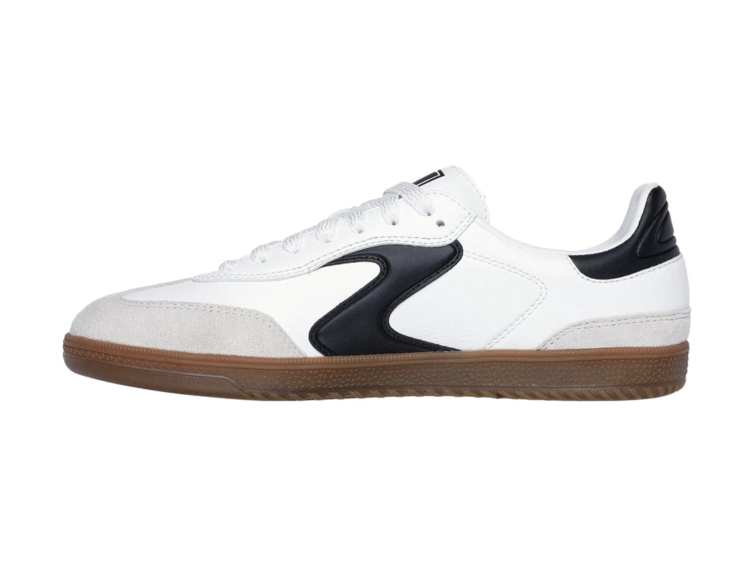 Tenis Skechers Hotshot color blanco con detalles en negro y suela de goma color café.