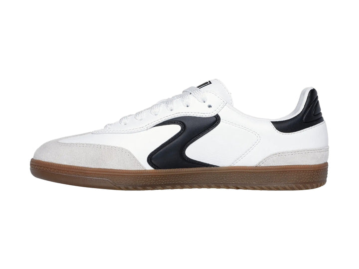 Tenis Skechers Hotshot color blanco con detalles en negro y suela de goma color café.