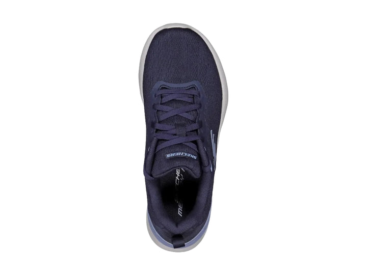 Tenis Skechers navy con suela blanca y detalles en azul claro, diseño deportivo de malla.