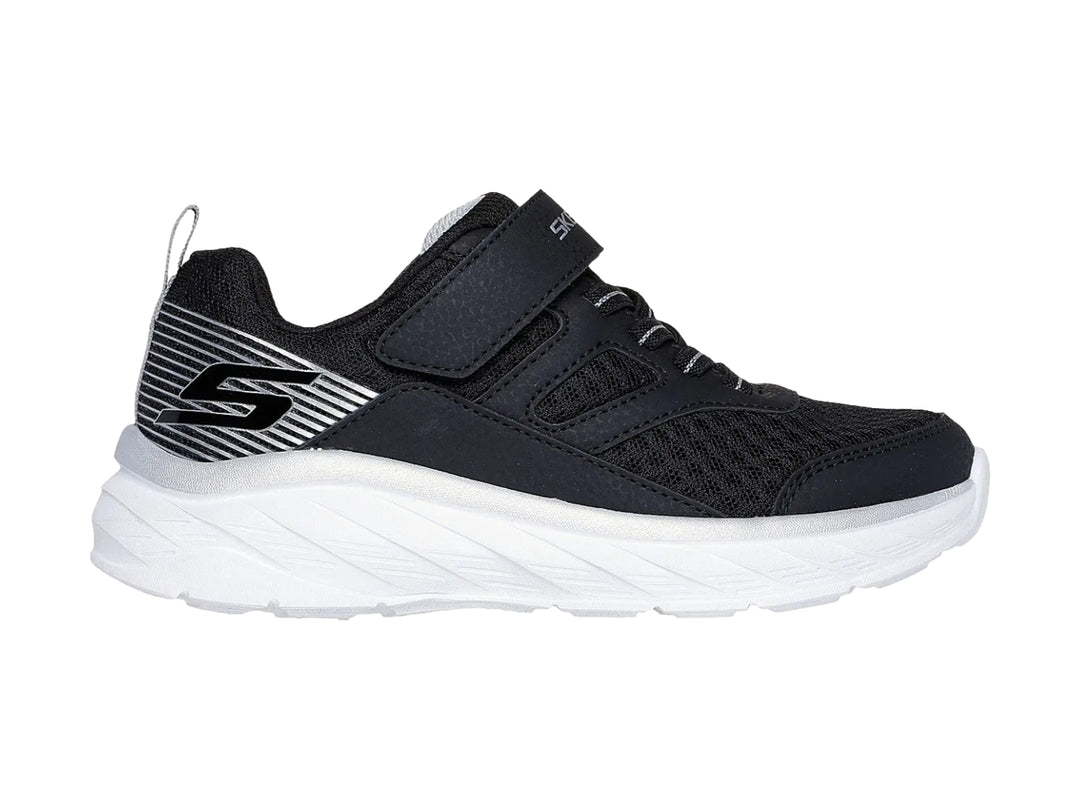 Tenis deportivos Skechers color negro con suela blanca y cierre de velcro para Niño.