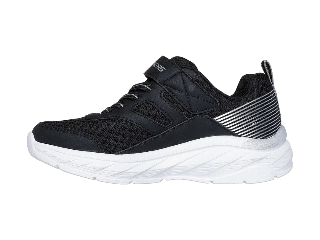 Tenis deportivos Skechers color negro con suela blanca y cierre de velcro para Niño.