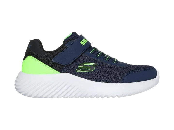 Tenis deportivos Skechers color azul marino con detalles en verde lima y suela blanca.