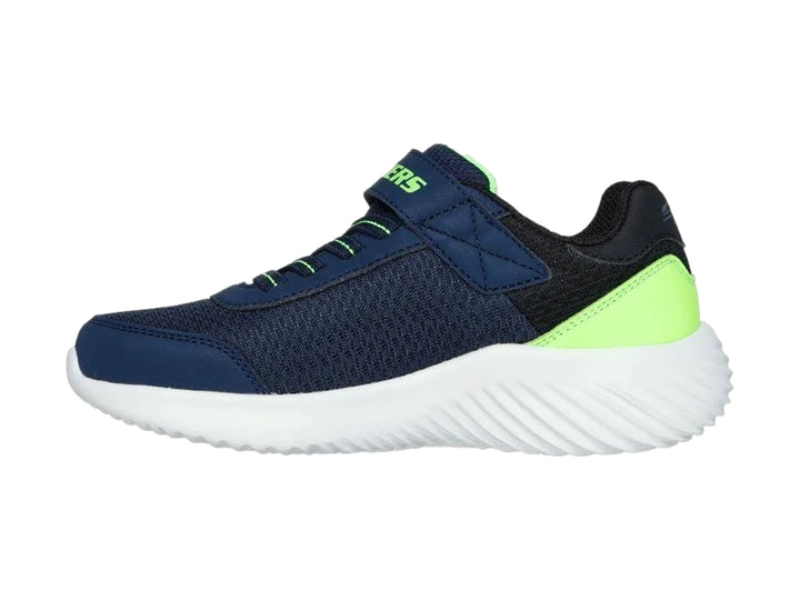 Tenis deportivos Skechers color azul marino con detalles en verde lima y suela blanca.