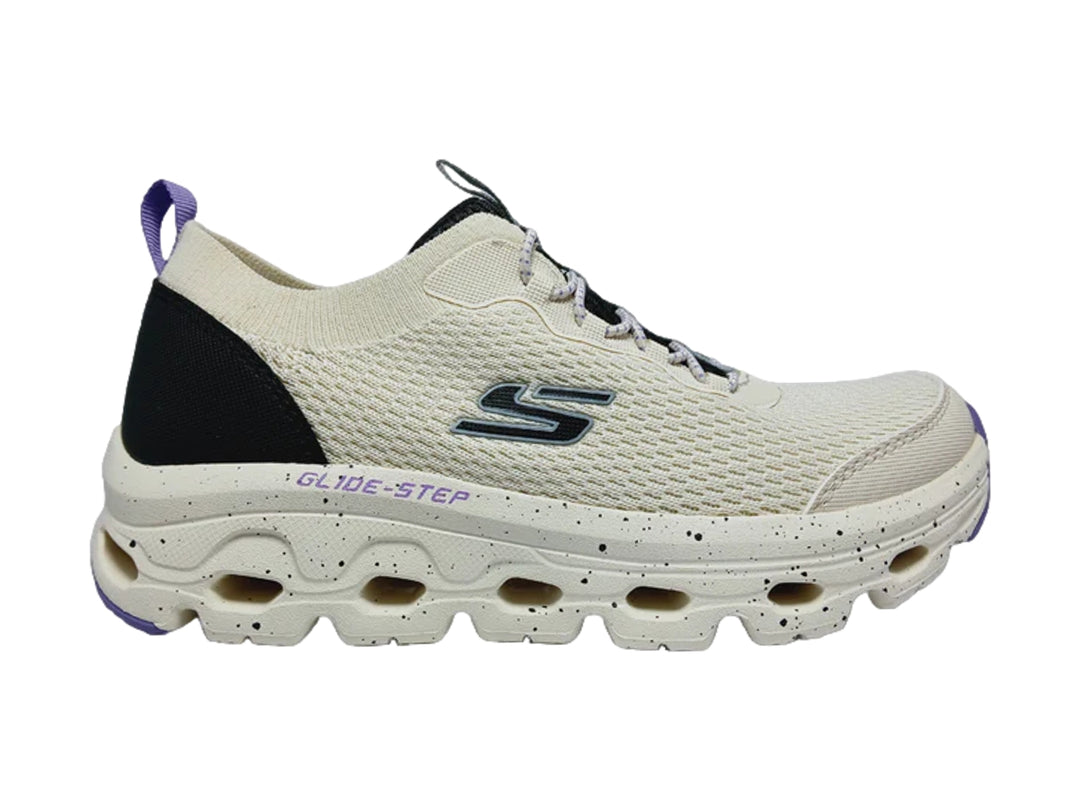 Tenis deportivos Skechers blancos con talón negro y suela blanca con detalles morados.