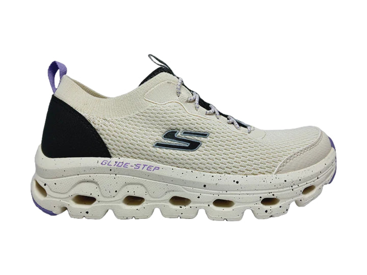 Tenis deportivos Skechers blancos con talón negro y suela blanca con detalles morados.