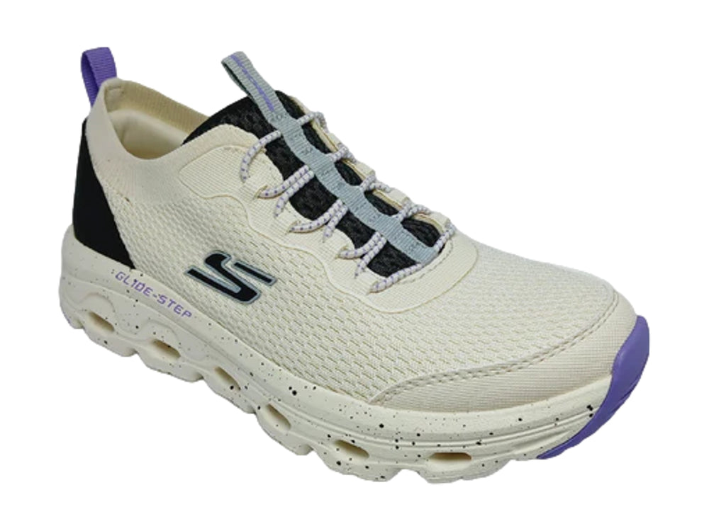 Tenis deportivos Skechers blancos con talón negro y suela blanca con detalles morados.