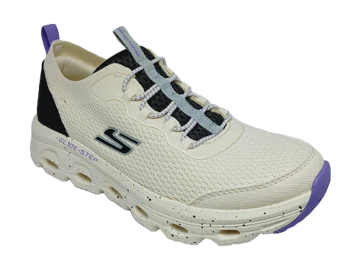 Tenis deportivos Skechers blancos con talón negro y suela blanca con detalles morados.