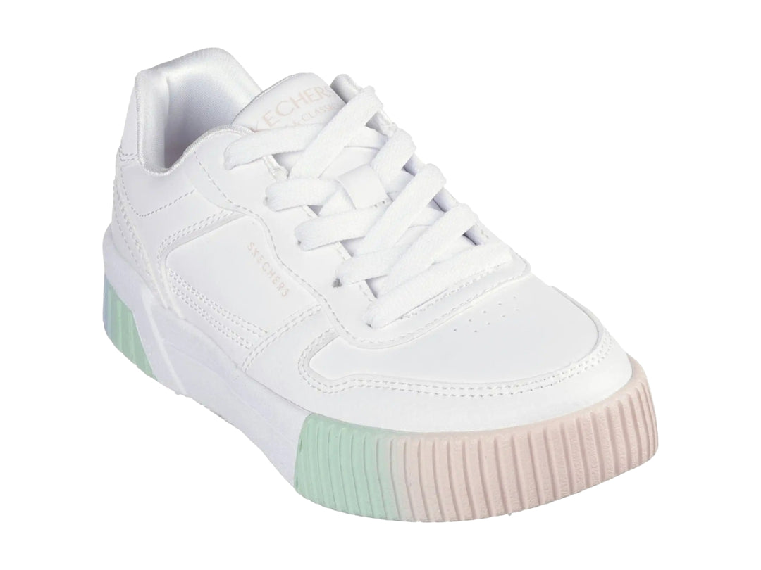 Tenis blancos Skechers con suela gruesa en degradado de colores azul, verde y rosa.