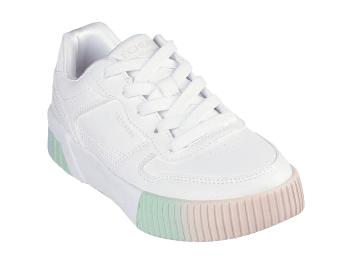 Tenis blancos Skechers con suela gruesa en degradado de colores azul, verde y rosa.