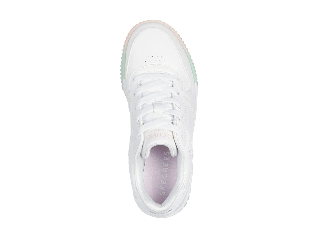 Tenis blancos Skechers con suela gruesa en degradado de colores azul, verde y rosa.