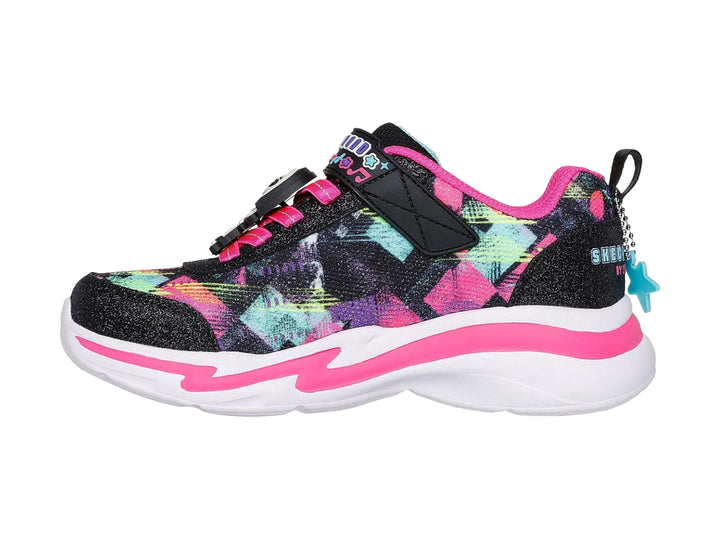 Tenis Skechers infantiles color negro con detalles brillantes multicolores y suela blanca con rosa.