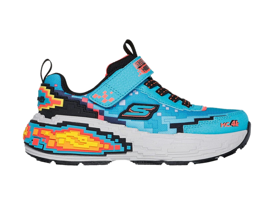 Tenis deportivos Skechers azules con diseño de pixel art multicolor y suela blanca.