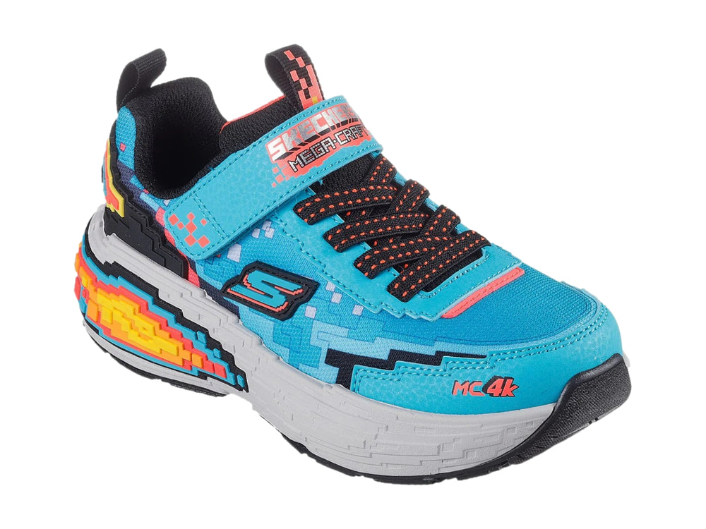 Tenis deportivos Skechers azules con diseño de pixel art multicolor y suela blanca.