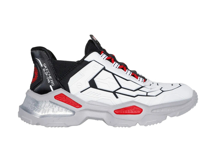 Tenis SKECHERS blancos con detalles en negro y rojo, diseño futurista y suela gris robusta.