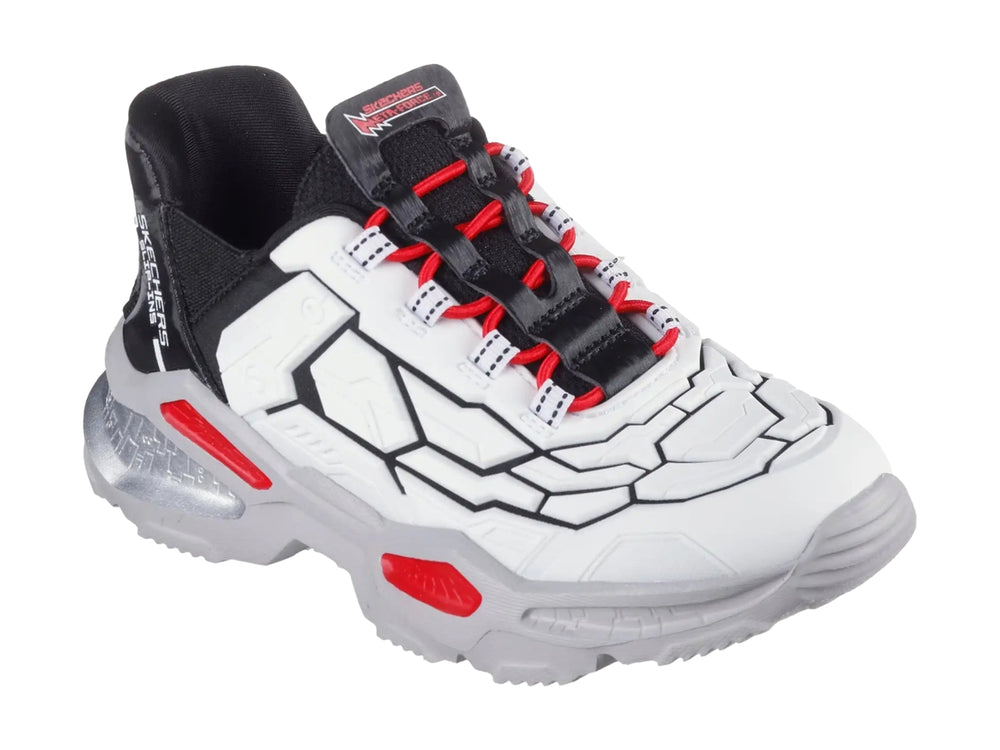 Tenis SKECHERS blancos con detalles en negro y rojo, diseño futurista y suela gris robusta.