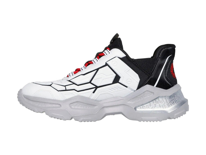 Tenis SKECHERS blancos con detalles en negro y rojo, diseño futurista y suela gris robusta.