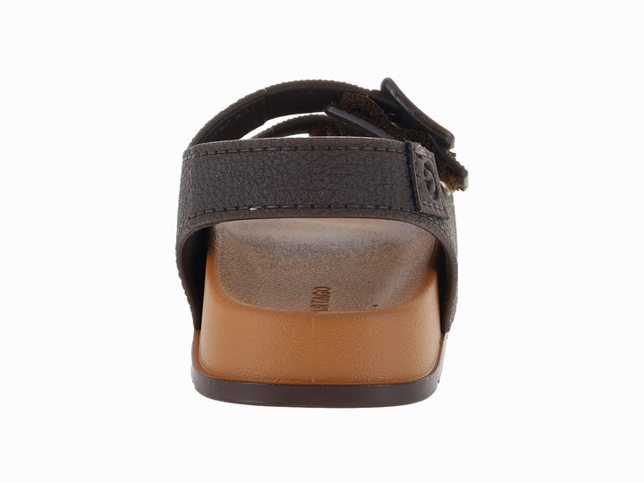 Sandalia marrón con suela beige y dos correas ajustables con hebillas.