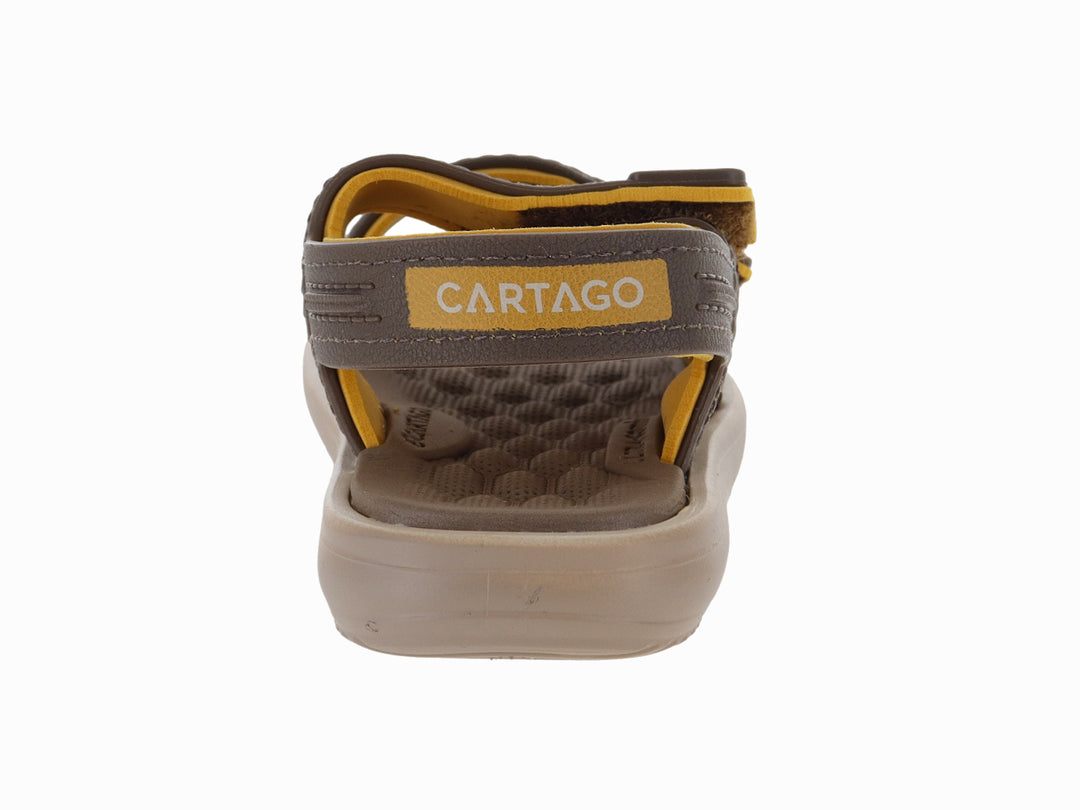 Sandalia Cartago color marrón y beige con correas ajustables y detalles amarillos.