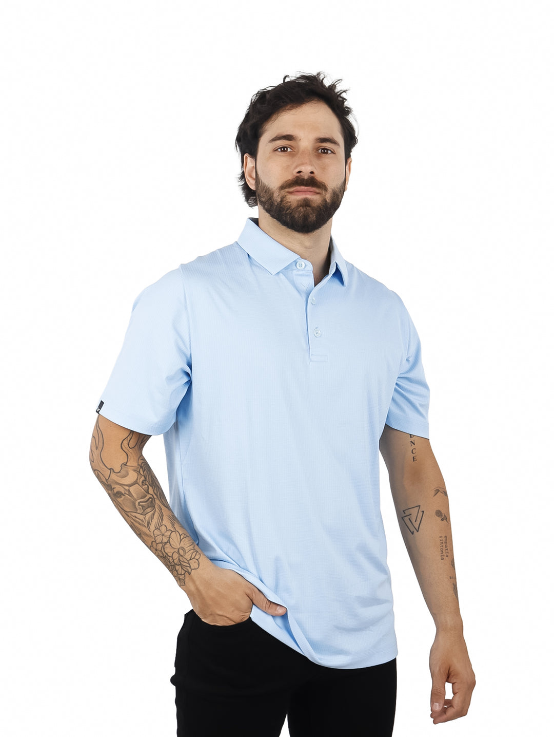 Hombre vistiendo una polo de golf Callaway en color azul claro Artic Paradise.