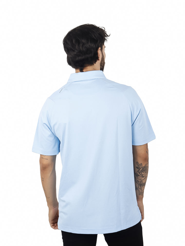 Hombre vistiendo una polo de golf Callaway en color azul claro Artic Paradise.