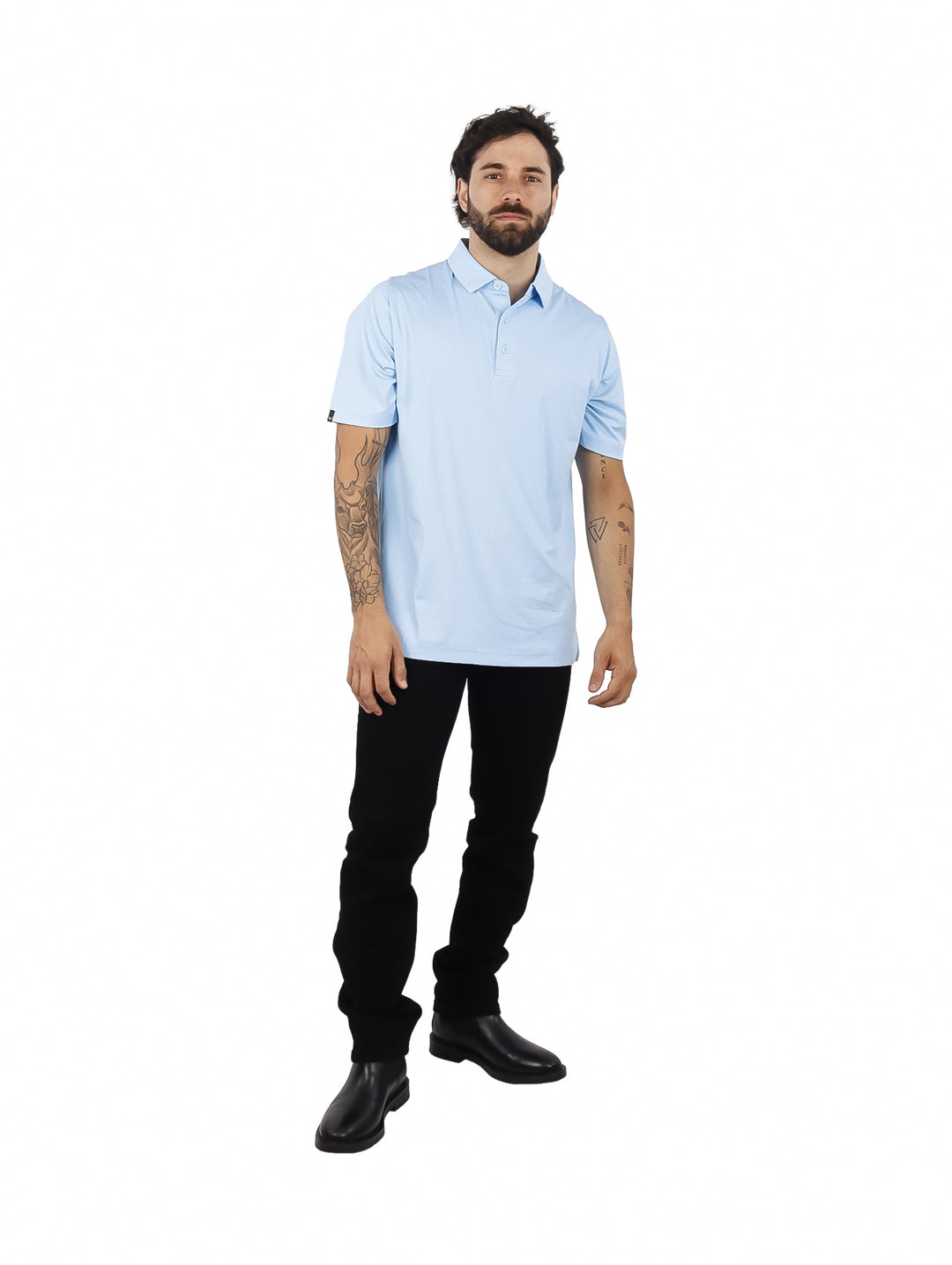 Hombre vistiendo una polo de golf Callaway en color azul claro Artic Paradise.