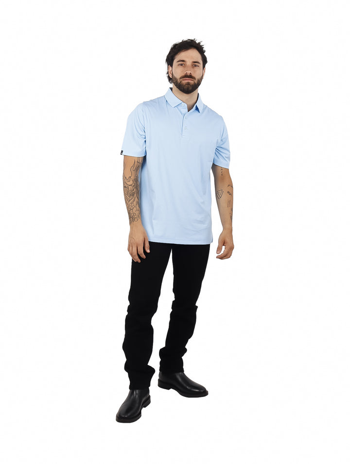 Hombre vistiendo una polo de golf Callaway en color azul claro Artic Paradise.