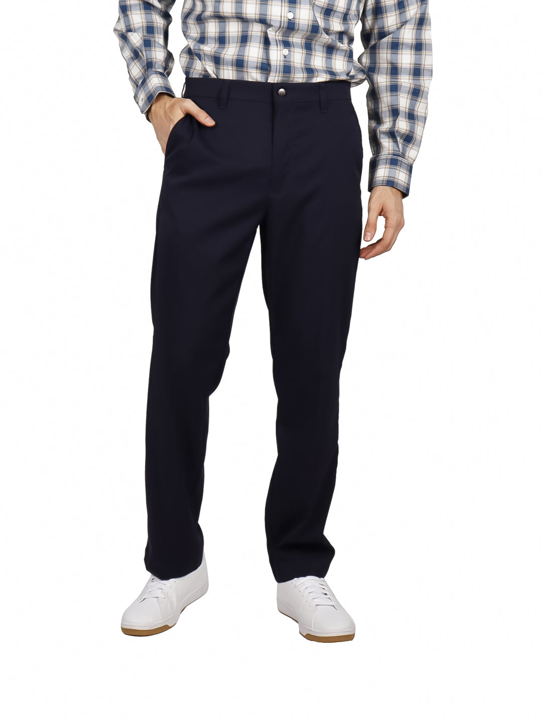Hombre vistiendo pantalón largo color azul marino Night Sky de la marca Callaway.