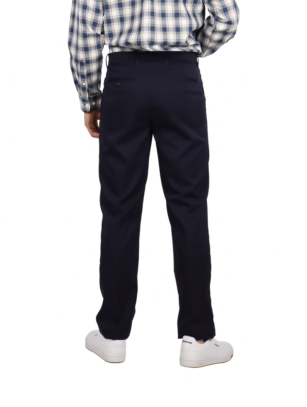 Hombre vistiendo pantalón largo color azul marino Night Sky de la marca Callaway.