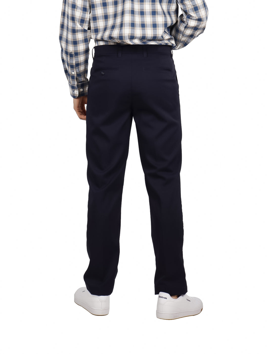 Hombre vistiendo pantalón largo color azul marino Night Sky de la marca Callaway.