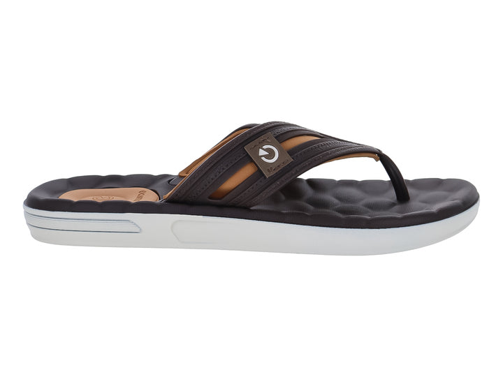 Sandalias color marrón con suela blanca y plantilla acolchada.