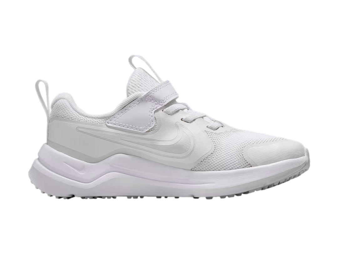 Tenis deportivos Nike para niños en color blanco con detalles en platino y correa de velcro.