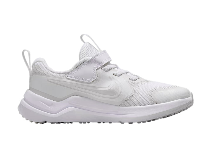 Tenis deportivos Nike para niños en color blanco con detalles en platino y correa de velcro.