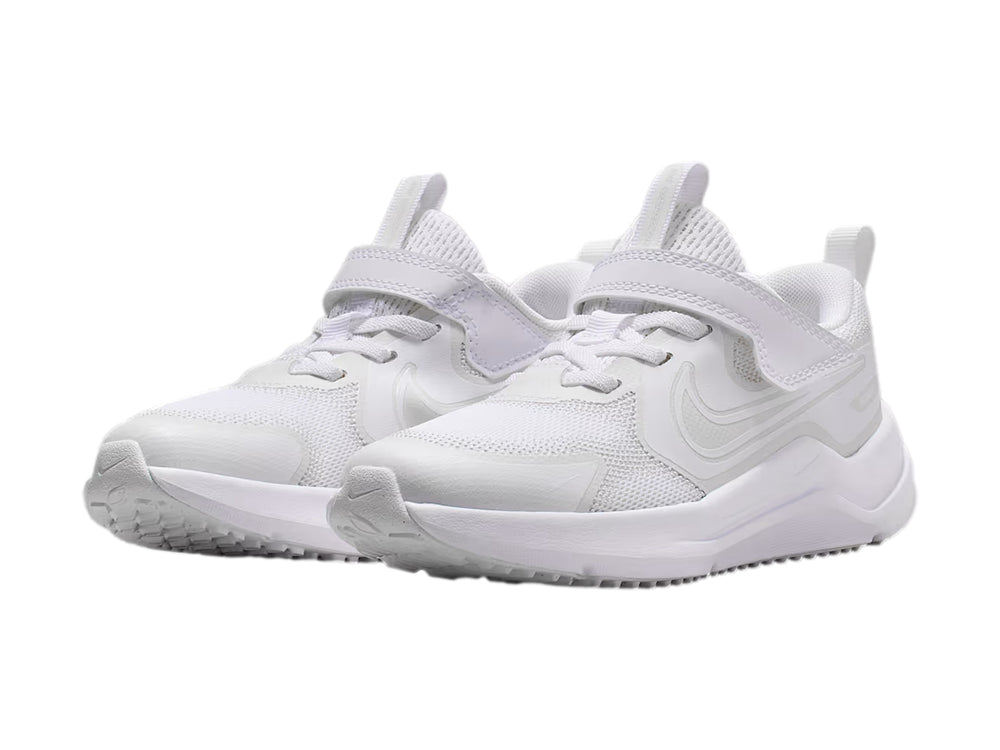 Tenis deportivos Nike para niños en color blanco con detalles en platino y correa de velcro.