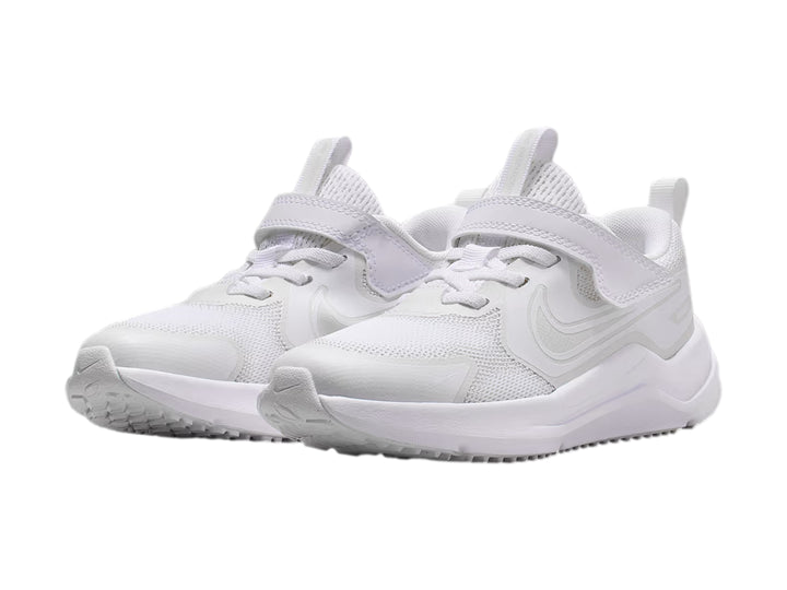 Tenis deportivos Nike para niños en color blanco con detalles en platino y correa de velcro.