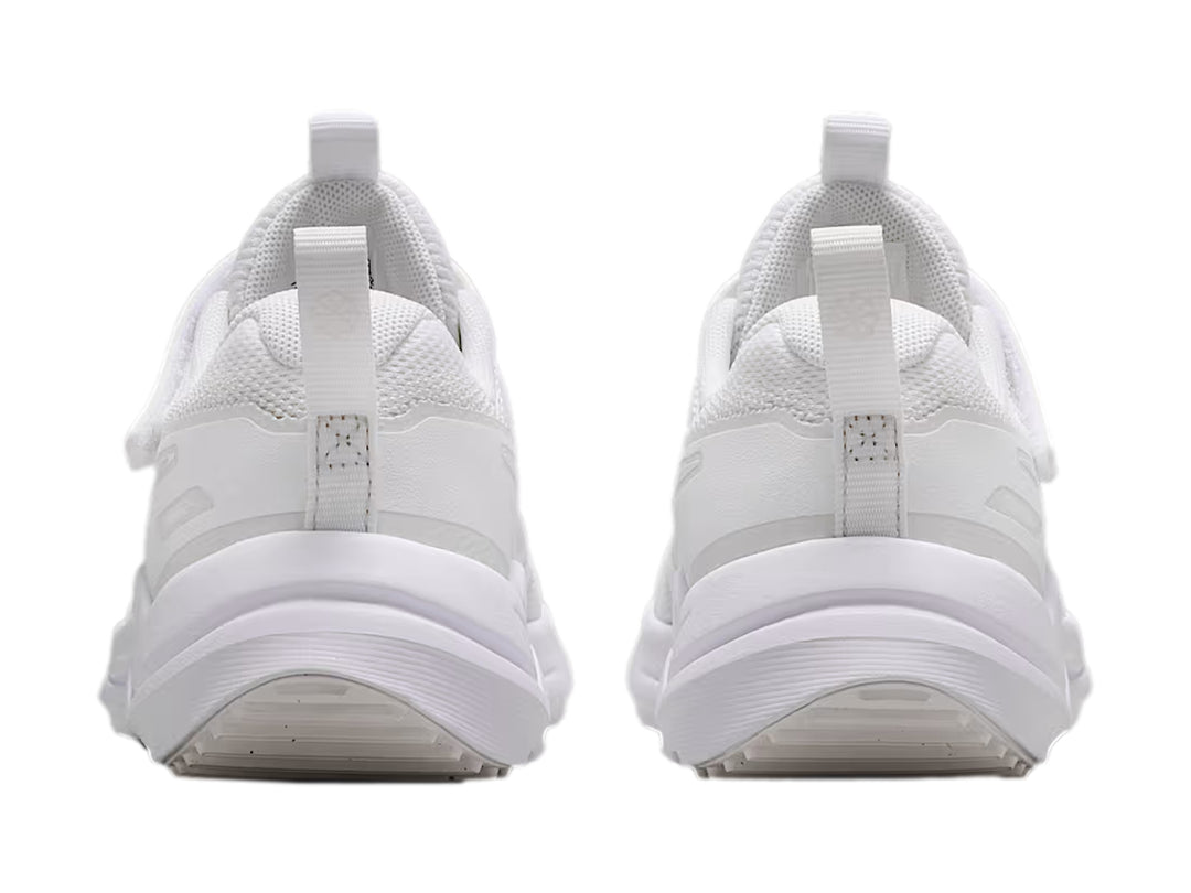 Tenis deportivos Nike para niños en color blanco con detalles en platino y correa de velcro.