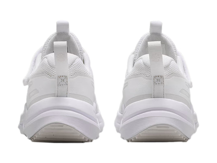 Tenis deportivos Nike para niños en color blanco con detalles en platino y correa de velcro.