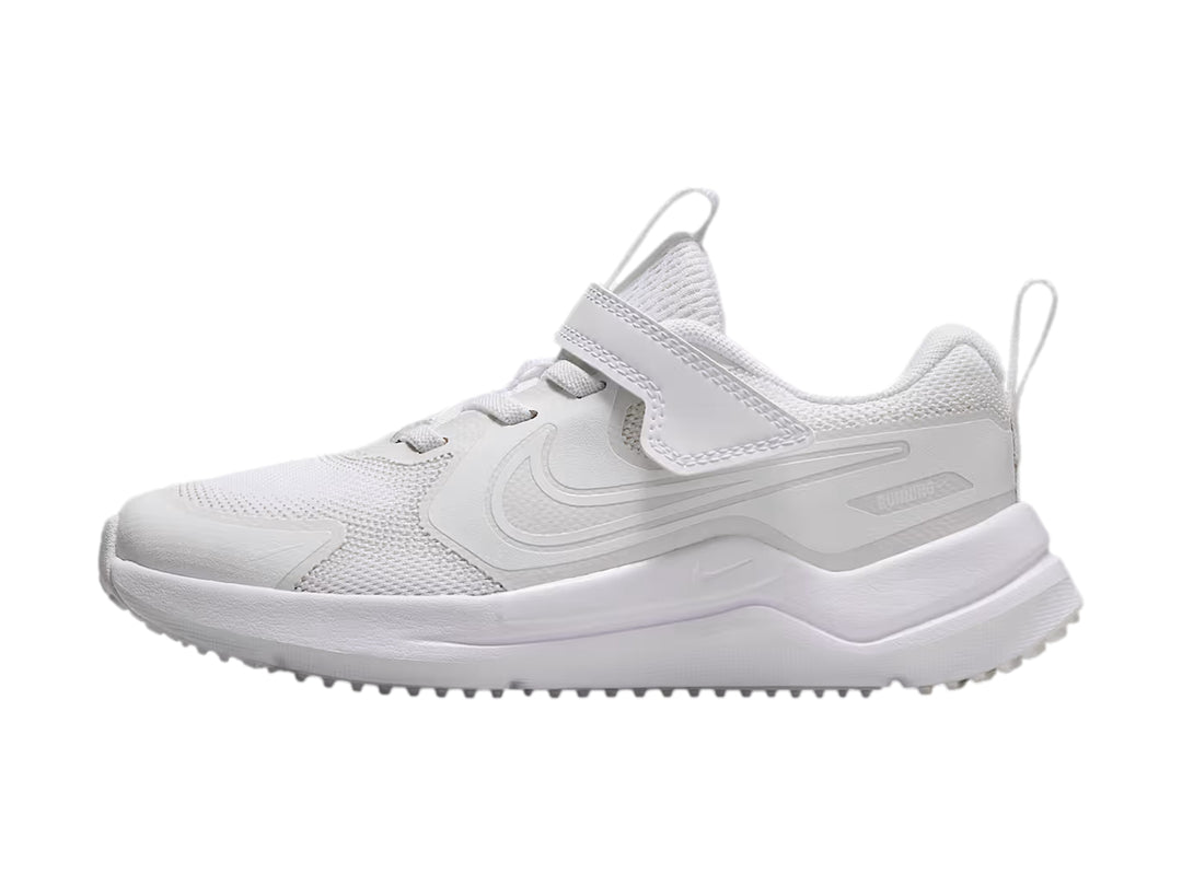 Tenis deportivos Nike para niños en color blanco con detalles en platino y correa de velcro.