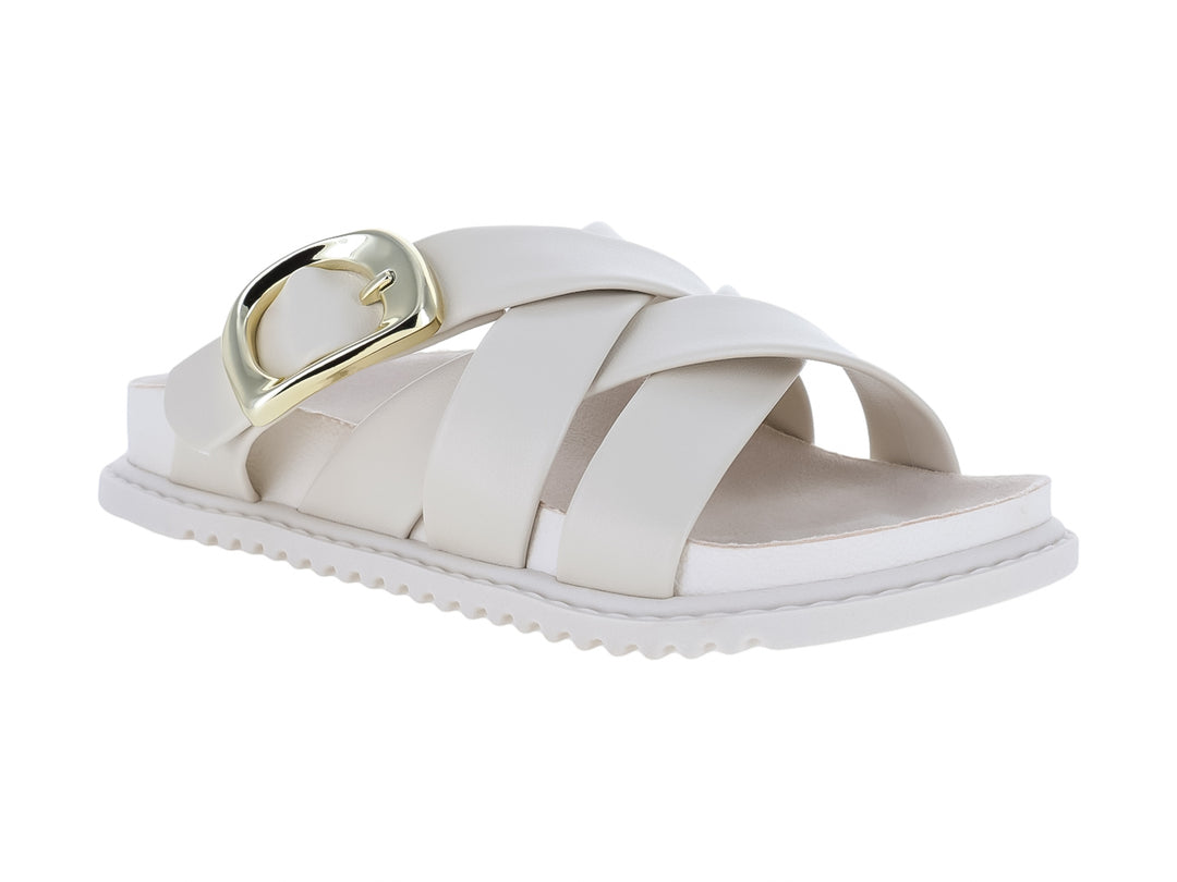 Sandalia blanca para niña con correas cruzadas y una hebilla dorada decorativa en la parte superior.