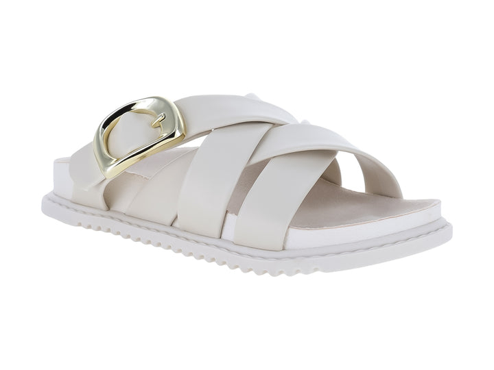 Sandalia blanca para niña con correas cruzadas y una hebilla dorada decorativa en la parte superior.