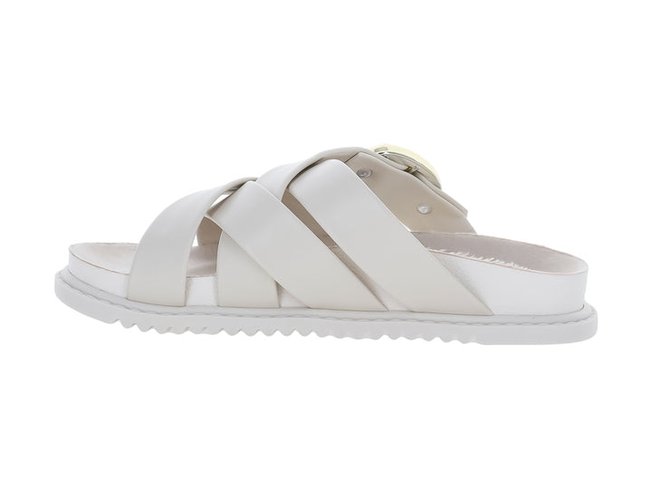 Sandalia blanca para niña con correas cruzadas y una hebilla dorada decorativa en la parte superior.