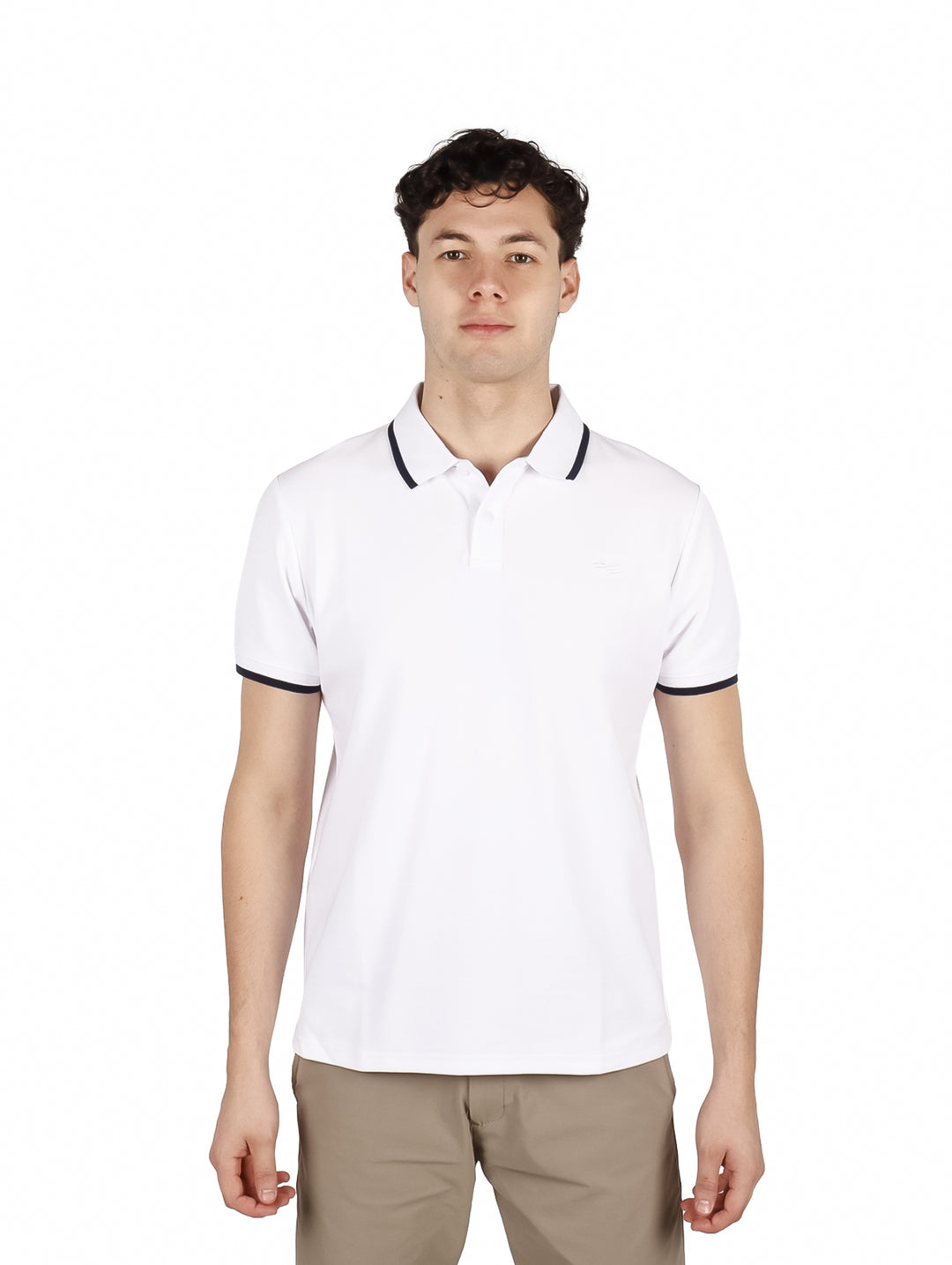 Hombre vistiendo una playera polo blanca de manga corta con detalles oscuros en el cuello y mangas.