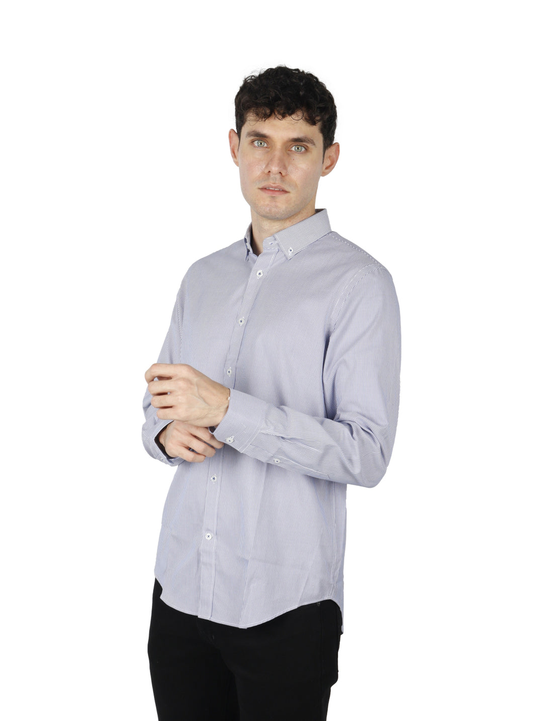 Hombre vistiendo una camisa de manga larga color azul marino con rayas finas.