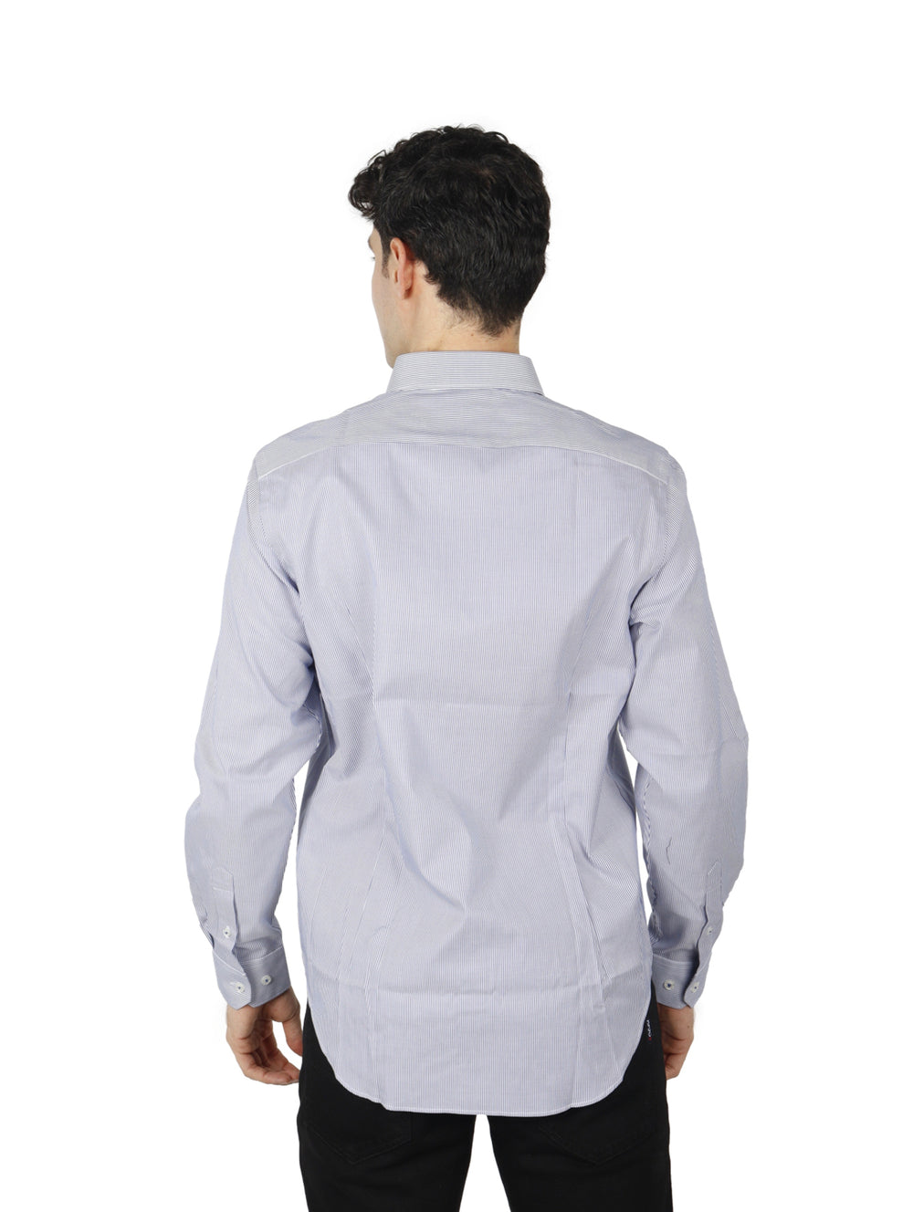 Hombre vistiendo una camisa de manga larga color azul marino con rayas finas.