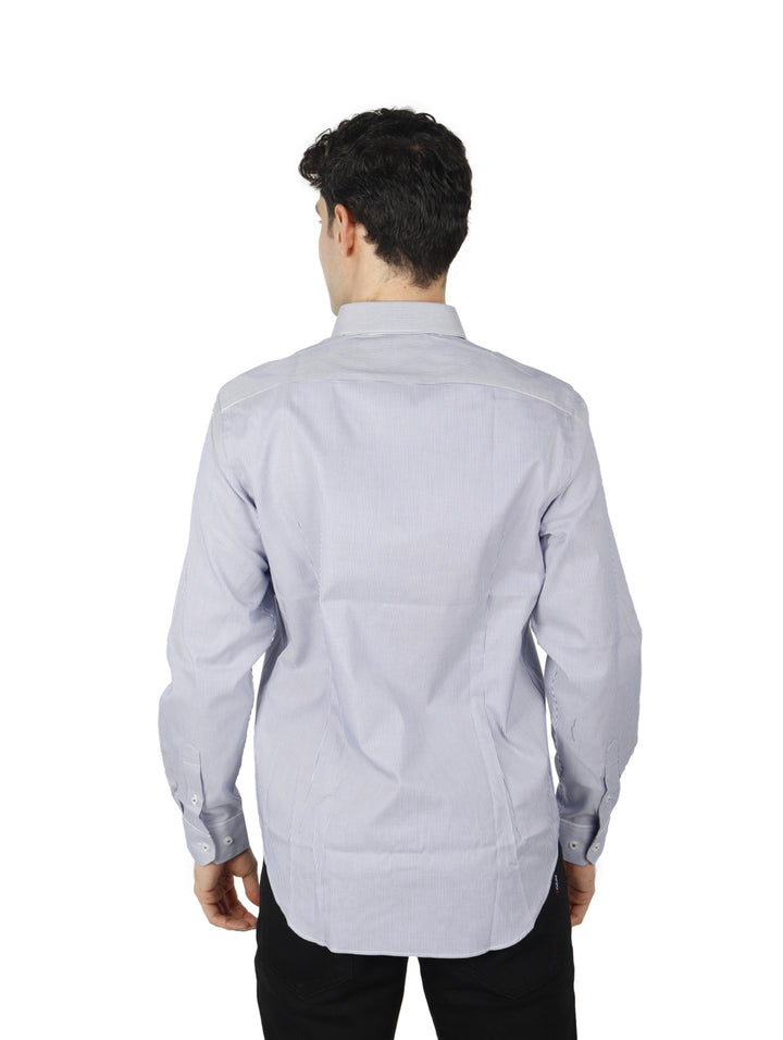 Hombre vistiendo una camisa de manga larga color azul marino con rayas finas.