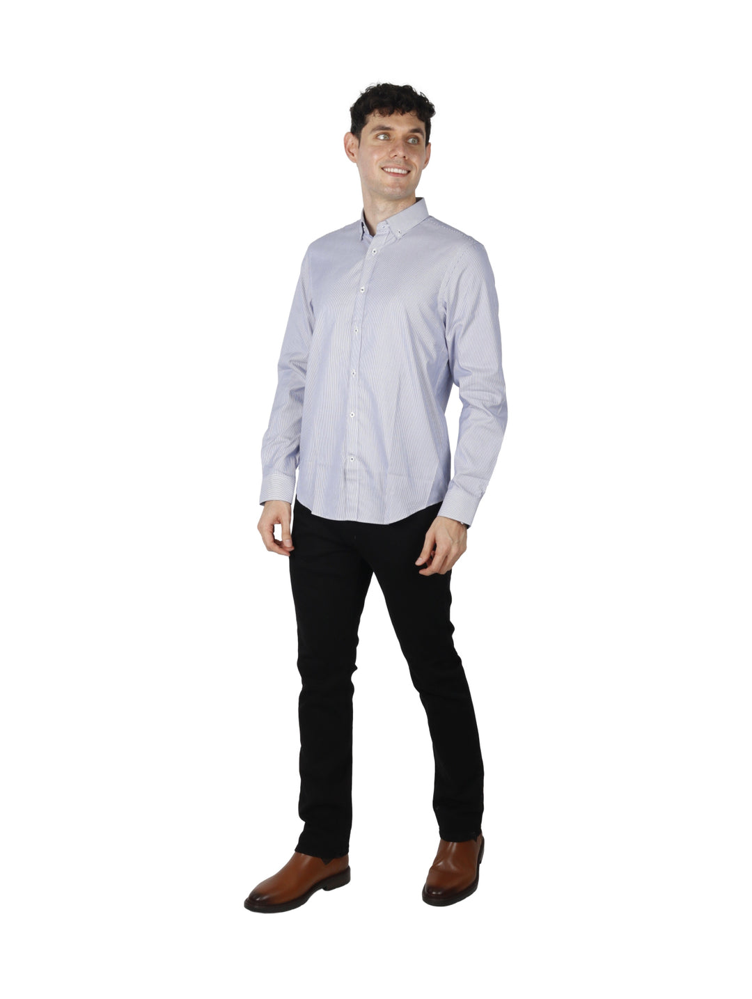 Hombre vistiendo una camisa de manga larga color azul marino con rayas finas.