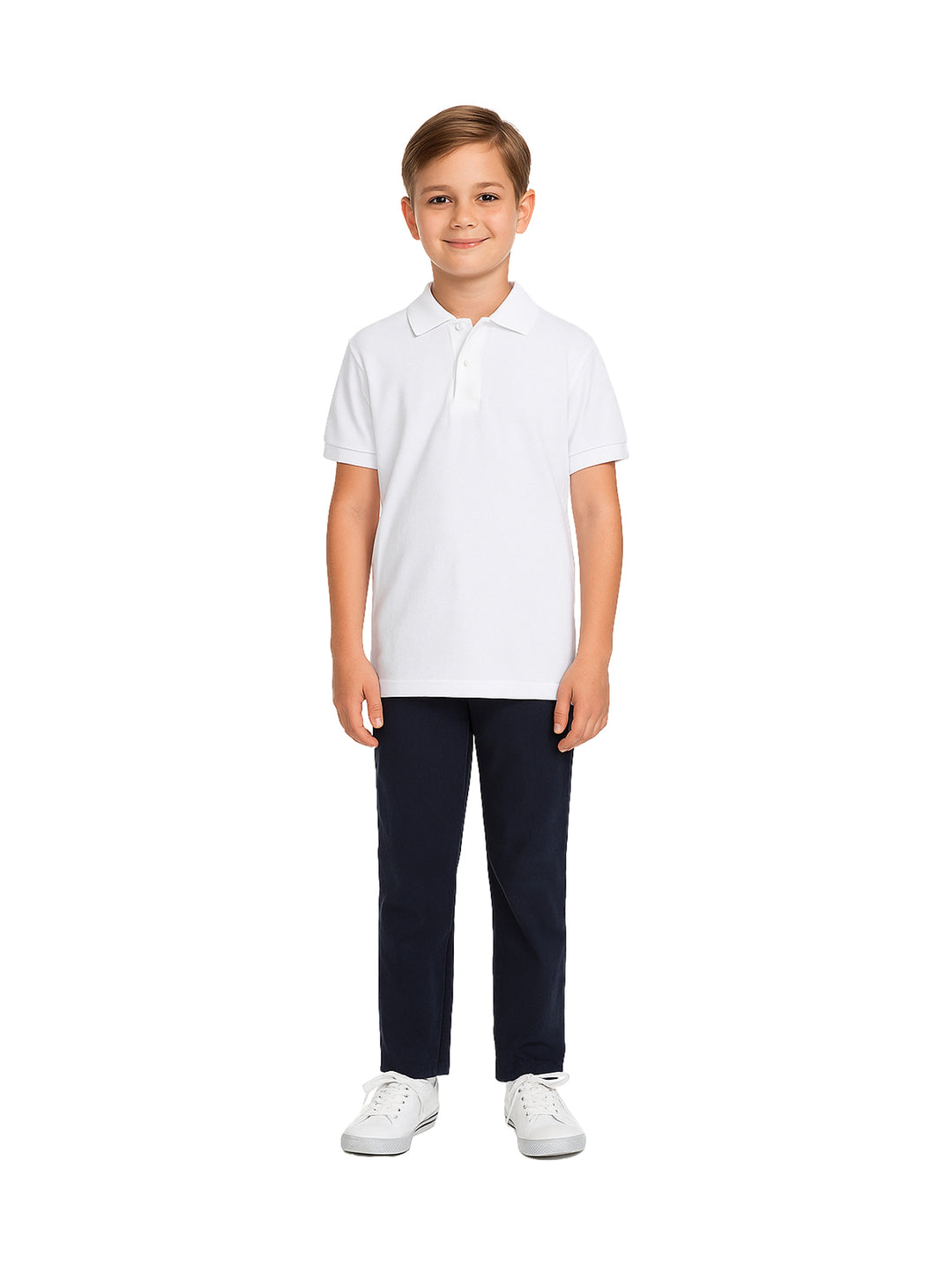 Niño modelando una playera polo blanca de manga corta con pantalones azul marino y tenis blancos.